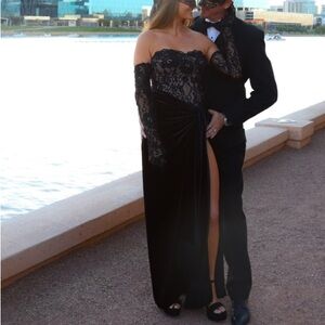 Elegant Black sleeveless Gown